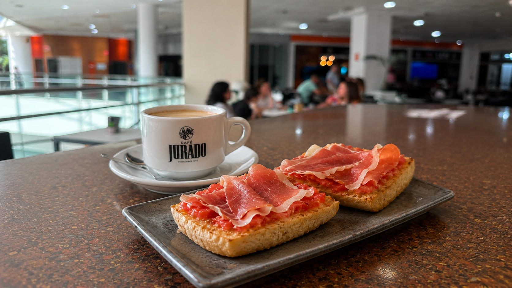 Desayuno con café y tostadas de jamón